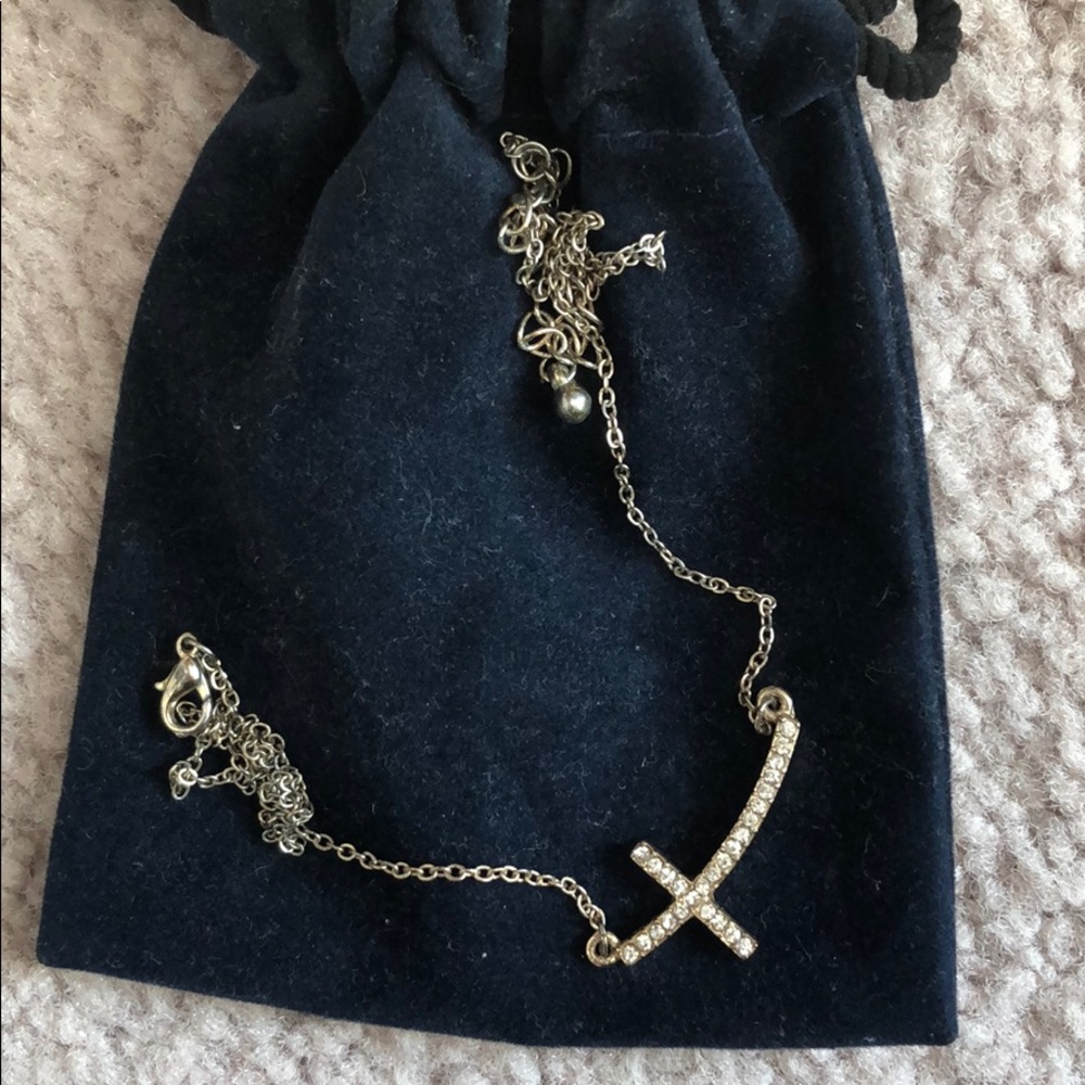 Side cross necklace
